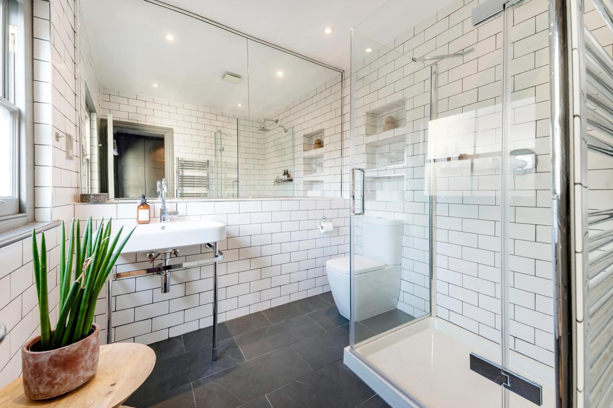 Soho 2 Bedrooms, 3 Beds, 2,5 Bathroom On Location